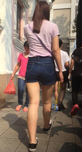 紧身牛仔短裤包臀少女