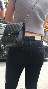 紧身牛仔翘臀美女