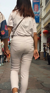 街拍白裤透内痕大妈