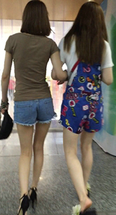 热裤两姐妹真会扭