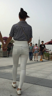 街拍白裤紧内痕少妇视频