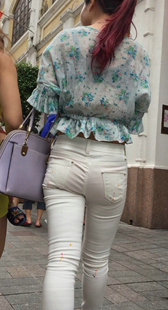 街拍白裤子透红内少妇