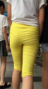 紧身黄色打底裤少妇