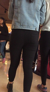 商场圆润翘臀少女