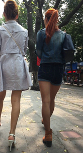 街拍黑丝短裤少妇
