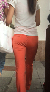 街拍粉红紧臀布裤少女