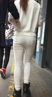 街拍白紧裤透内痕