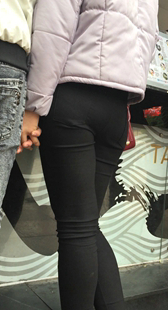 紧身黑色打底少女排队