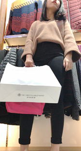 服装店极品黑裤肥三角美女