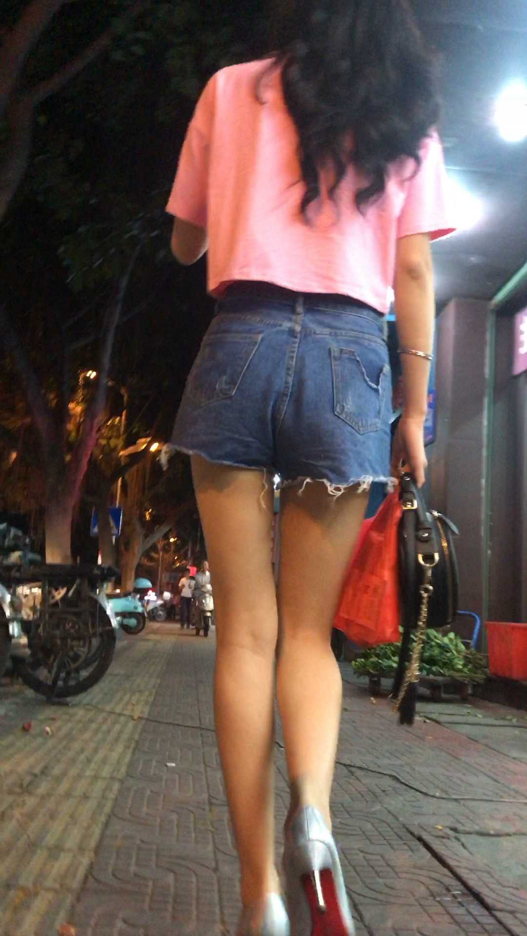 高跟短裤深沟大长腿大学妹