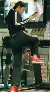 瑜伽翘臀小姐姐跑步机上扭动丰臀