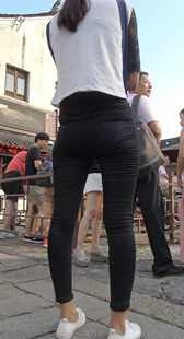 紧身黑牛宽臀小妹