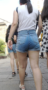 步行街大宽臀热裤少妇