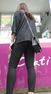 打底裤少妇买小吃