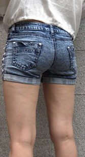 包臀牛仔热裤小少妇PP特写