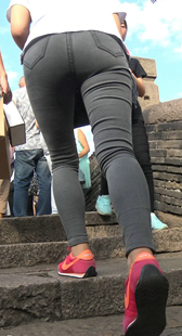 大屁股黑牛少妇上楼梯