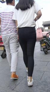 街拍打底裤紧臀少妇