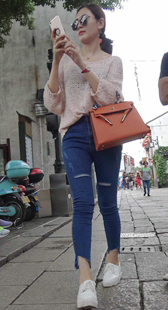 极品紧身牛仔裤美少妇