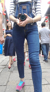 紧身带背带牛仔三角特写