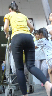 黑裤大宽臀紧内痕年青妈咪推车姿势真让人受不了第二季