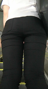 包臀黑裤年轻妈咪