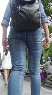 街拍紧身牛仔裤宽臀美女
