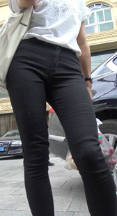 街拍紧身黑裤美少妇