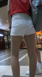 商场包臀白热裤小少妇