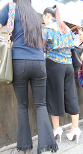 紧臀喇叭牛仔裤少妇