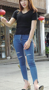街拍极品宽臀牛仔裤美女