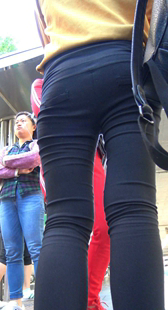 公交站打底大屁股学妹