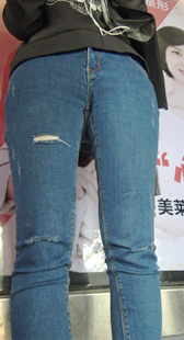 公交站牛仔前三角特写