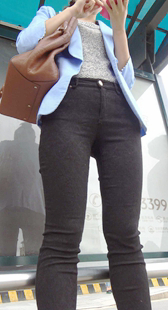 公交站黑裤少妇三角特写