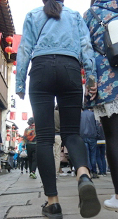 黑裤紧臀美少妇