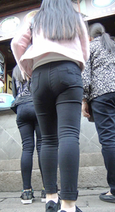 打底裤大屁股少妇买小吃