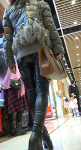 商场包臀皮裤少妇