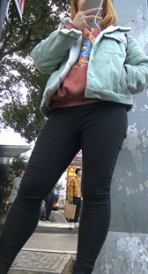 公交站重口味黑裤少妇