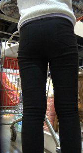 超市打底紧臀小情侣