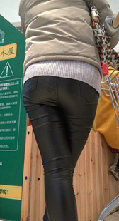 皮裤翘臀夹成这样谁能受得了