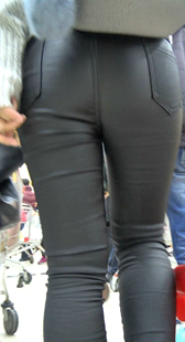 饱满翘臀皮裤美女排队