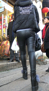 街拍紧身包臀皮裤