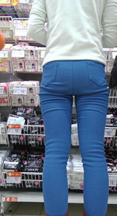 蓝色打底宽臀少妇