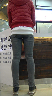 跟拍商场紧身灰牛少妇