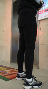 翘臀黑裤等电梯