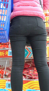 超市紧身包臀黑裤少妇