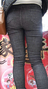 超市黑裤紧臀熟女