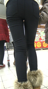 超市打底黑裤紧臀小妹