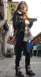 紧身皮裤美臀美少妇第一季