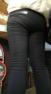 街拍打底紧臀熟女