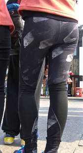 健美裤大翘臀少妇